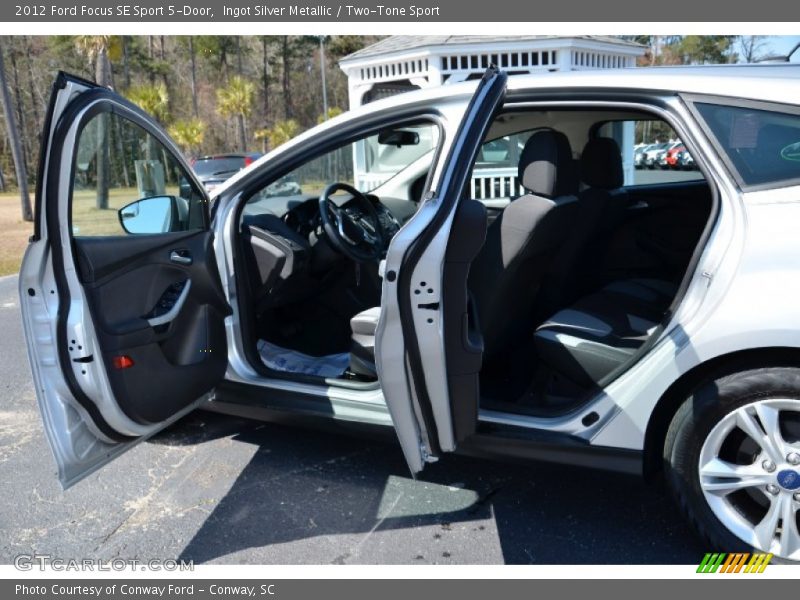 Ingot Silver Metallic / Two-Tone Sport 2012 Ford Focus SE Sport 5-Door