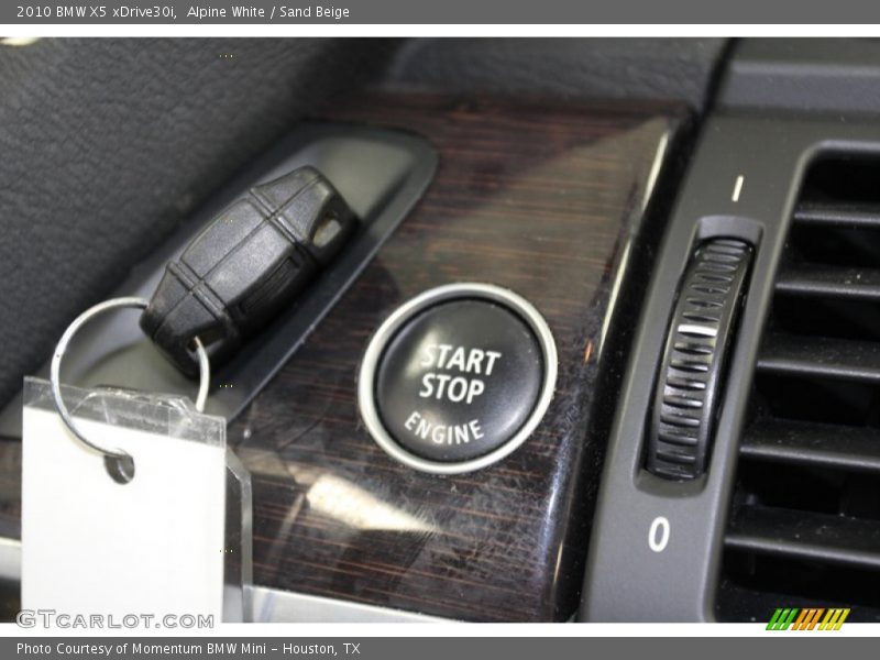 Alpine White / Sand Beige 2010 BMW X5 xDrive30i