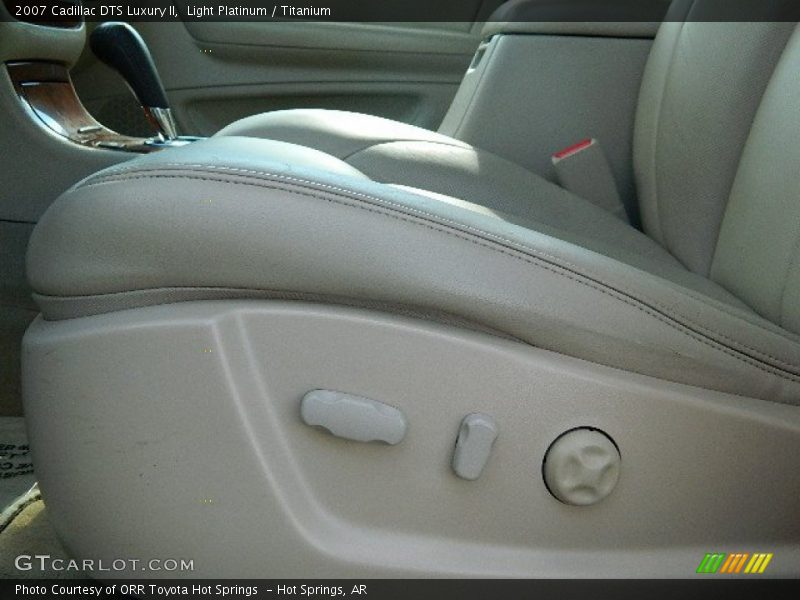 Light Platinum / Titanium 2007 Cadillac DTS Luxury II