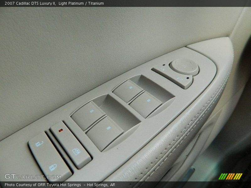 Light Platinum / Titanium 2007 Cadillac DTS Luxury II