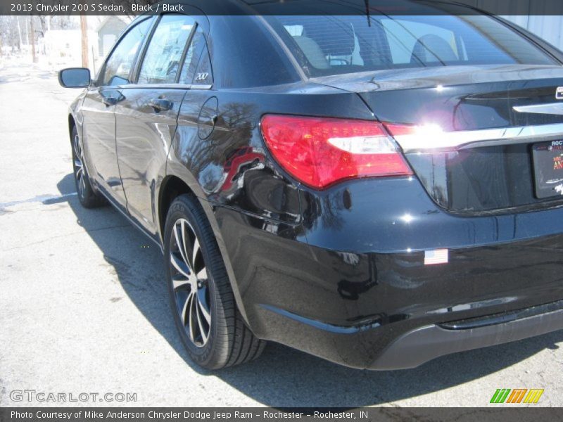 Black / Black 2013 Chrysler 200 S Sedan
