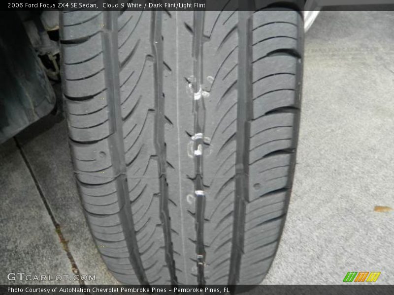 Cloud 9 White / Dark Flint/Light Flint 2006 Ford Focus ZX4 SE Sedan