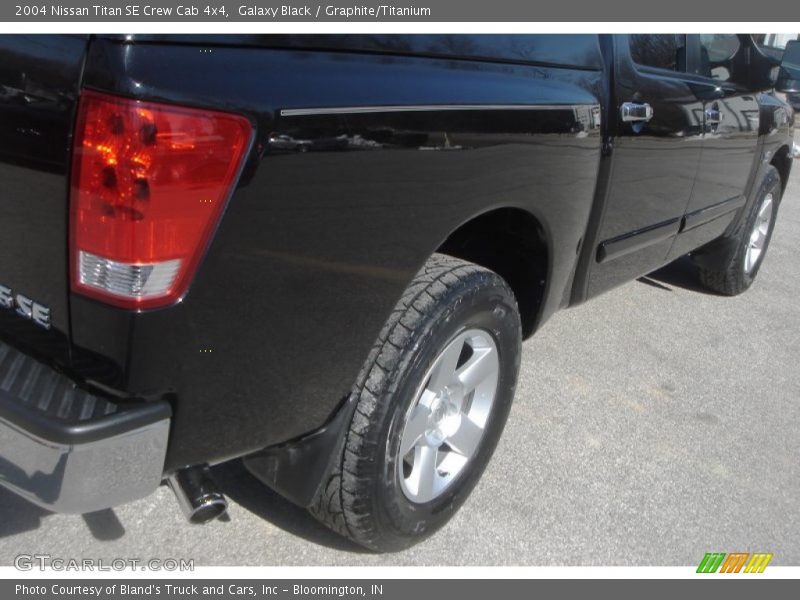 Galaxy Black / Graphite/Titanium 2004 Nissan Titan SE Crew Cab 4x4