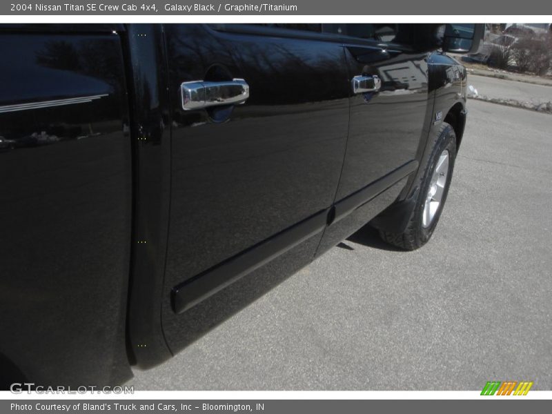 Galaxy Black / Graphite/Titanium 2004 Nissan Titan SE Crew Cab 4x4