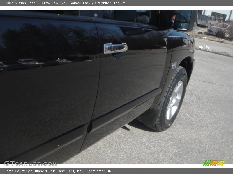 Galaxy Black / Graphite/Titanium 2004 Nissan Titan SE Crew Cab 4x4