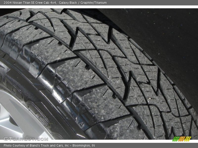 Galaxy Black / Graphite/Titanium 2004 Nissan Titan SE Crew Cab 4x4