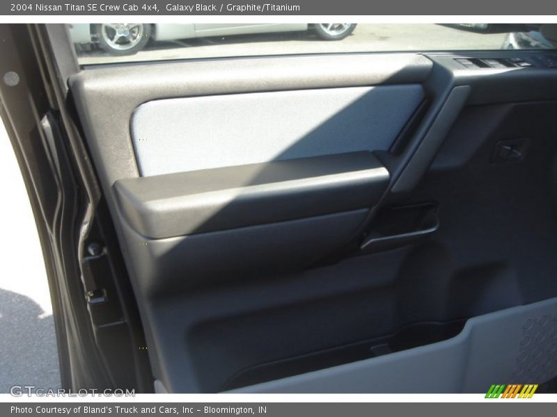 Galaxy Black / Graphite/Titanium 2004 Nissan Titan SE Crew Cab 4x4