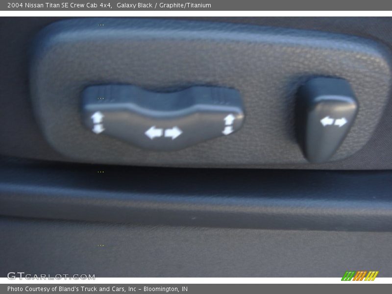 Galaxy Black / Graphite/Titanium 2004 Nissan Titan SE Crew Cab 4x4