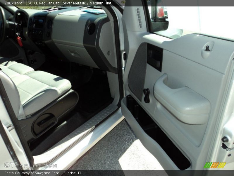 Silver Metallic / Medium Flint 2007 Ford F150 XL Regular Cab