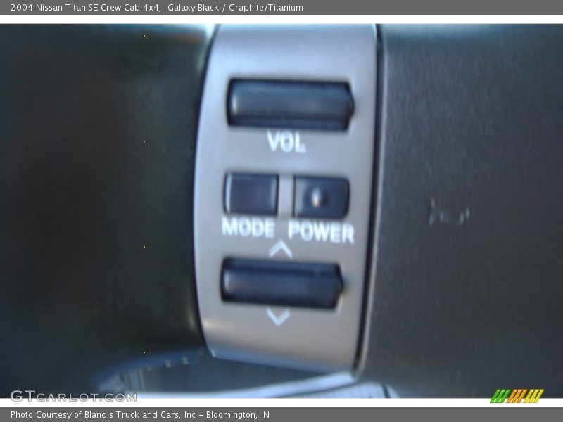 Galaxy Black / Graphite/Titanium 2004 Nissan Titan SE Crew Cab 4x4