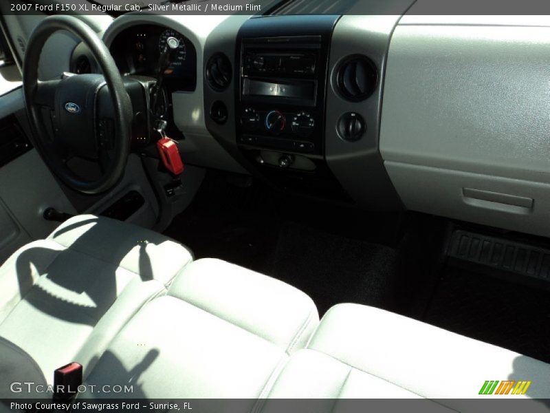 Silver Metallic / Medium Flint 2007 Ford F150 XL Regular Cab