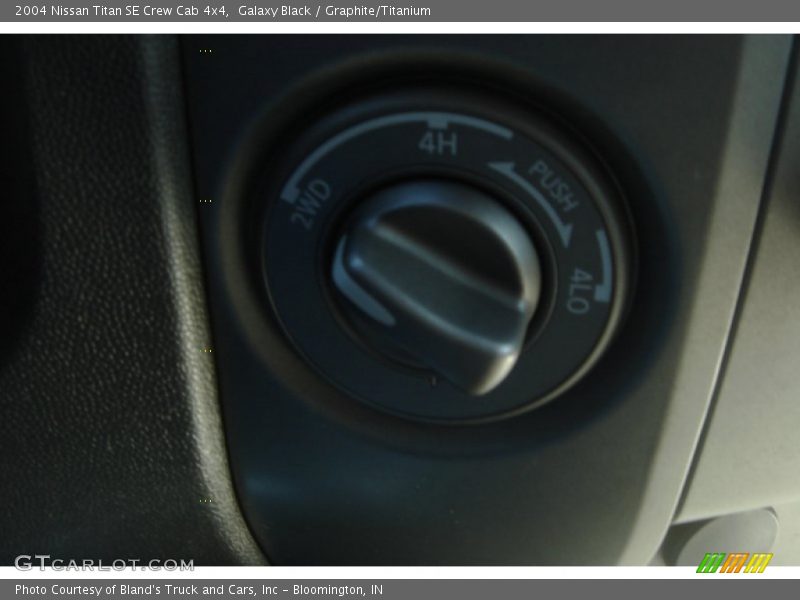 Galaxy Black / Graphite/Titanium 2004 Nissan Titan SE Crew Cab 4x4