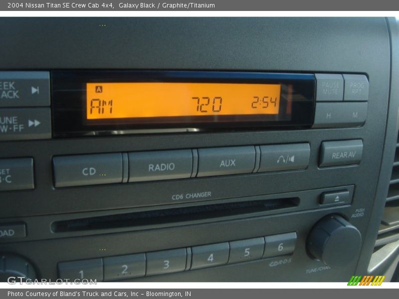 Galaxy Black / Graphite/Titanium 2004 Nissan Titan SE Crew Cab 4x4