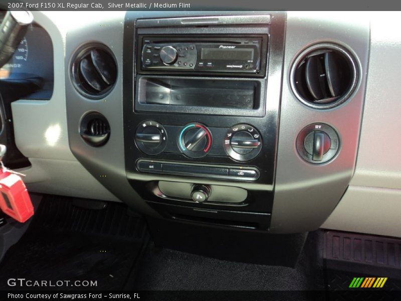 Silver Metallic / Medium Flint 2007 Ford F150 XL Regular Cab