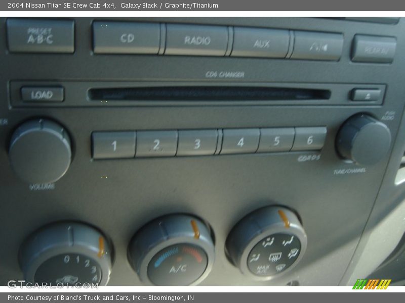 Galaxy Black / Graphite/Titanium 2004 Nissan Titan SE Crew Cab 4x4