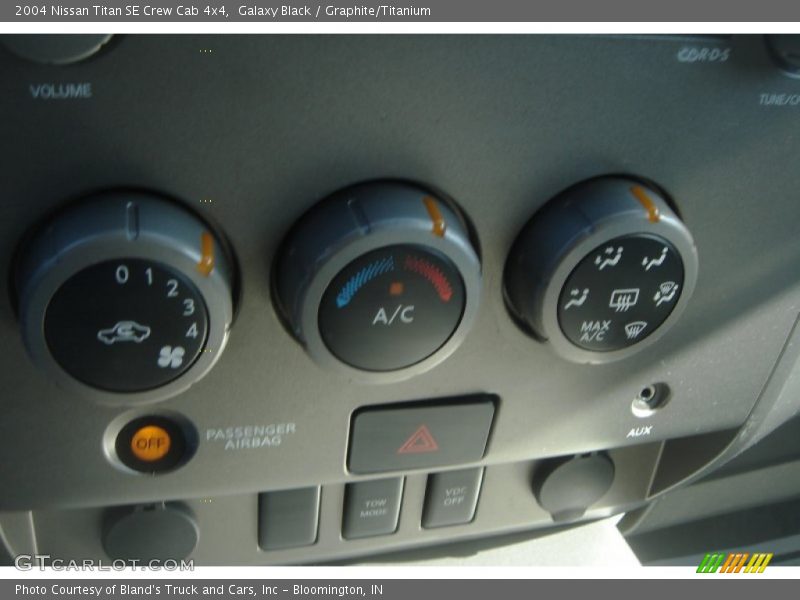Galaxy Black / Graphite/Titanium 2004 Nissan Titan SE Crew Cab 4x4
