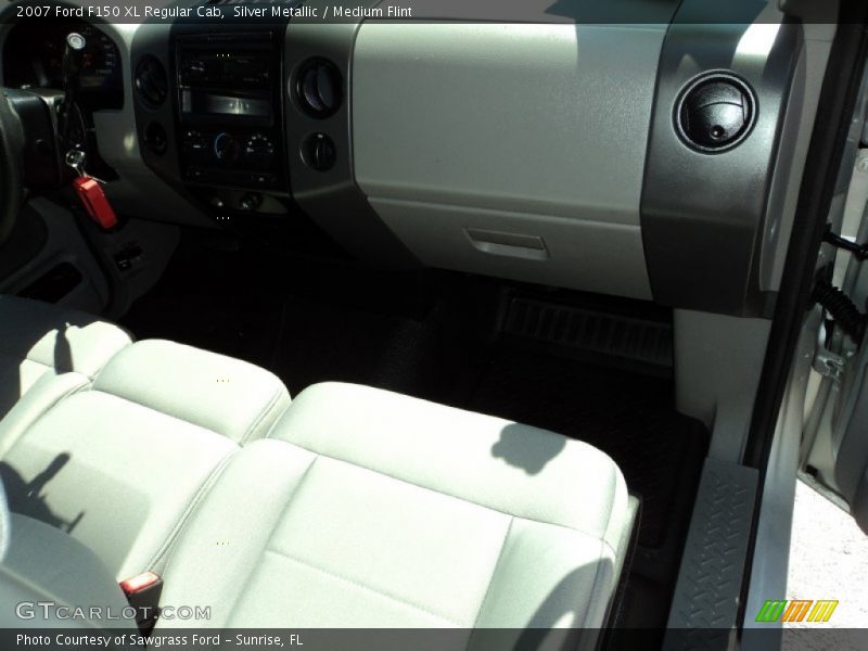 Silver Metallic / Medium Flint 2007 Ford F150 XL Regular Cab