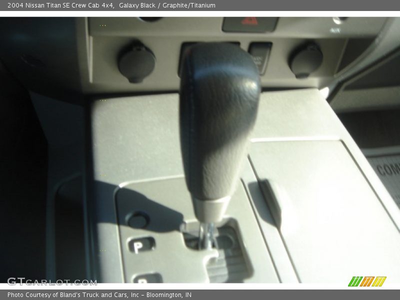 Galaxy Black / Graphite/Titanium 2004 Nissan Titan SE Crew Cab 4x4