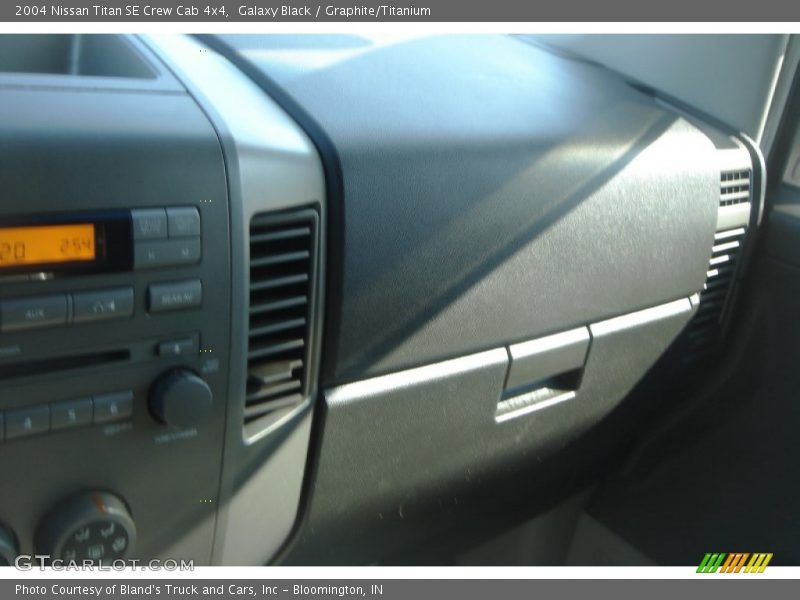 Galaxy Black / Graphite/Titanium 2004 Nissan Titan SE Crew Cab 4x4