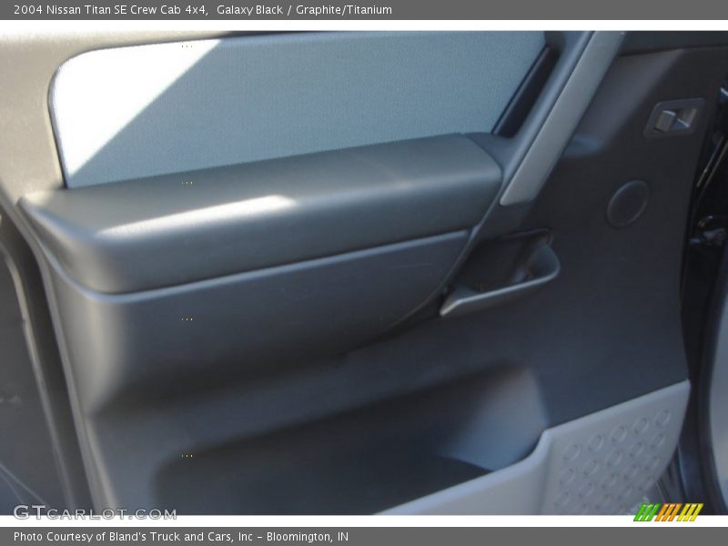 Galaxy Black / Graphite/Titanium 2004 Nissan Titan SE Crew Cab 4x4