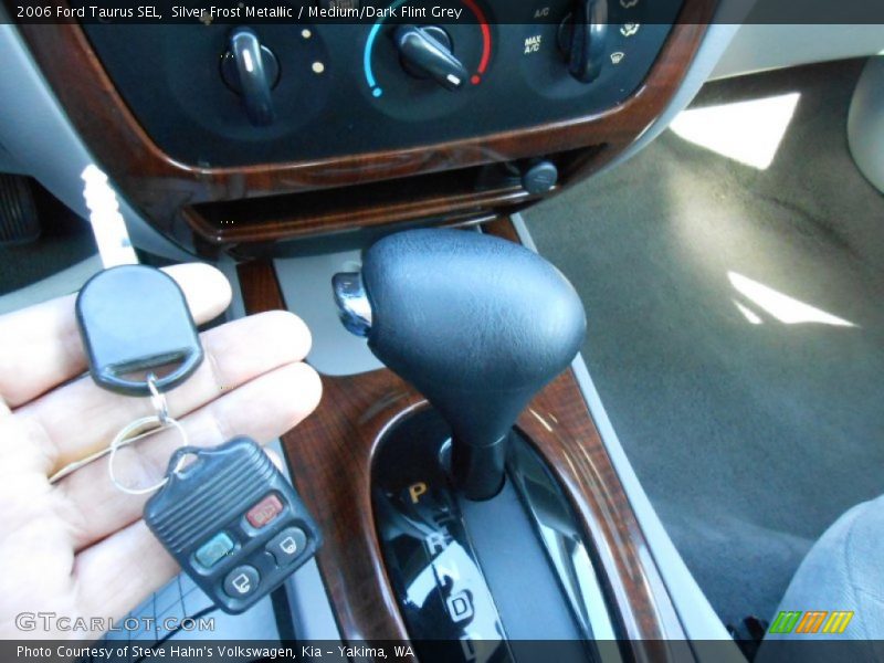 Silver Frost Metallic / Medium/Dark Flint Grey 2006 Ford Taurus SEL