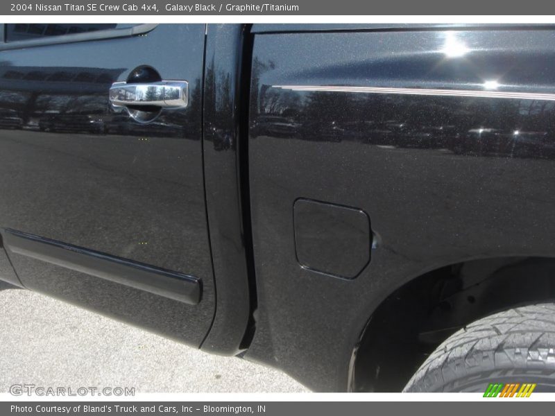 Galaxy Black / Graphite/Titanium 2004 Nissan Titan SE Crew Cab 4x4