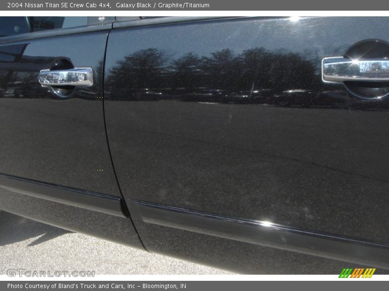 Galaxy Black / Graphite/Titanium 2004 Nissan Titan SE Crew Cab 4x4
