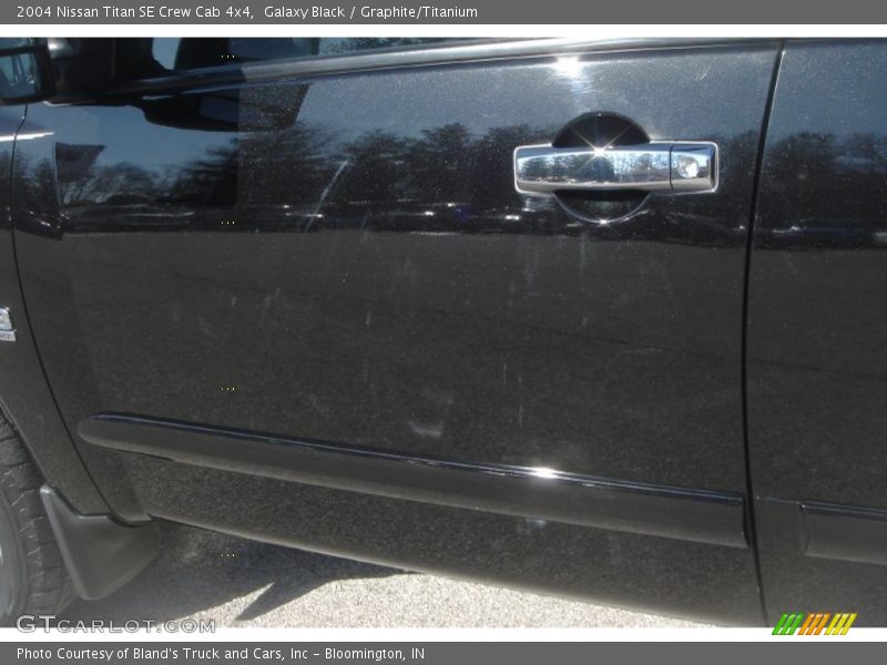 Galaxy Black / Graphite/Titanium 2004 Nissan Titan SE Crew Cab 4x4