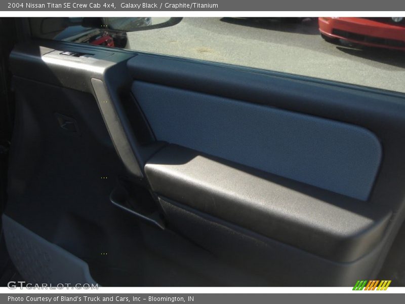 Galaxy Black / Graphite/Titanium 2004 Nissan Titan SE Crew Cab 4x4