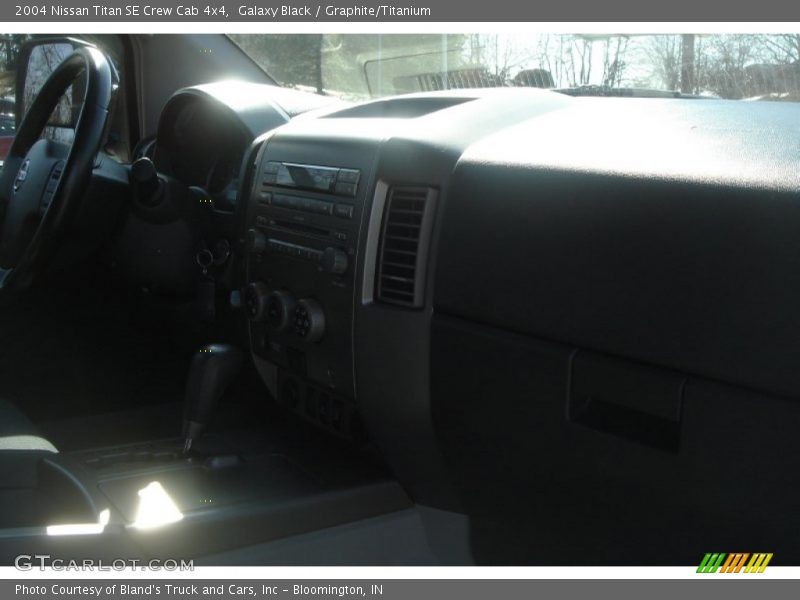 Galaxy Black / Graphite/Titanium 2004 Nissan Titan SE Crew Cab 4x4