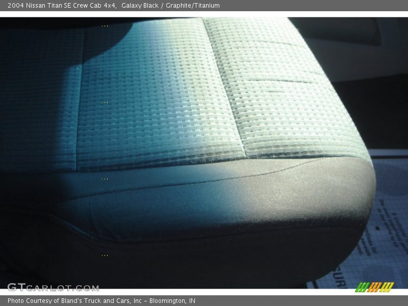 Galaxy Black / Graphite/Titanium 2004 Nissan Titan SE Crew Cab 4x4