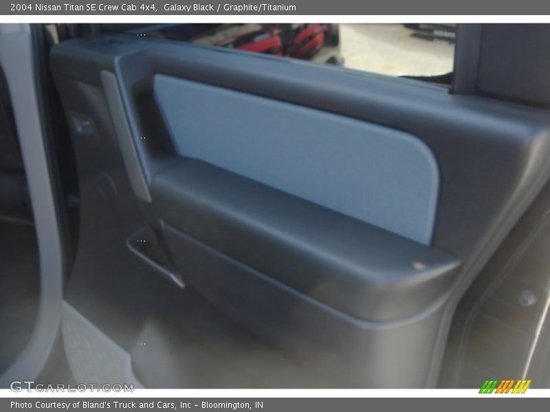Galaxy Black / Graphite/Titanium 2004 Nissan Titan SE Crew Cab 4x4
