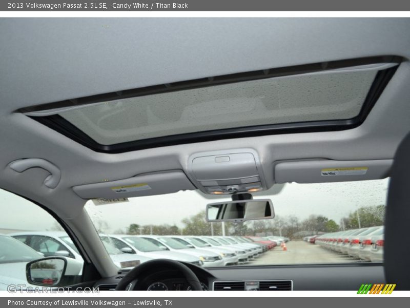 Candy White / Titan Black 2013 Volkswagen Passat 2.5L SE
