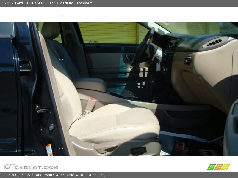Black / Medium Parchment 2002 Ford Taurus SEL
