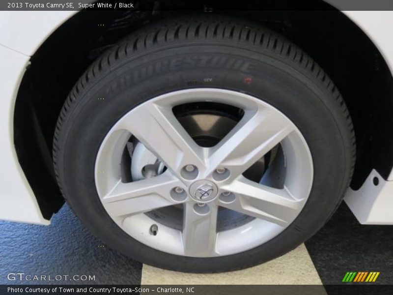 Super White / Black 2013 Toyota Camry SE