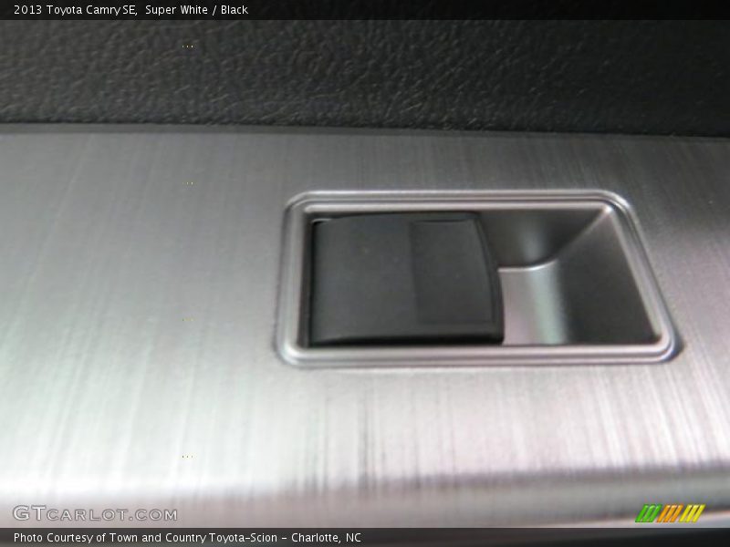 Super White / Black 2013 Toyota Camry SE