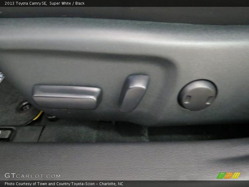 Super White / Black 2013 Toyota Camry SE