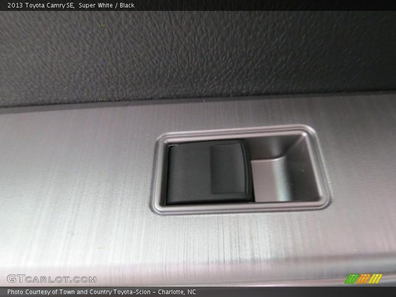 Super White / Black 2013 Toyota Camry SE