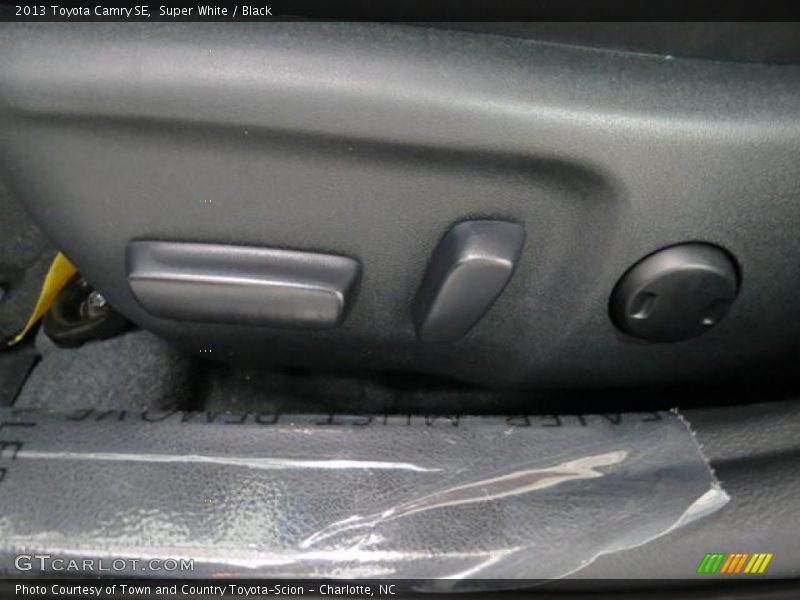 Super White / Black 2013 Toyota Camry SE