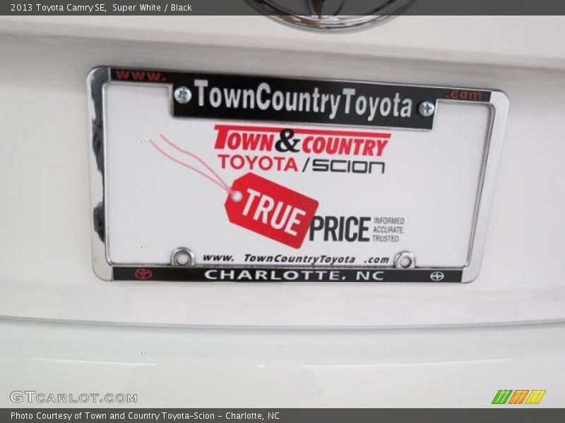 Super White / Black 2013 Toyota Camry SE