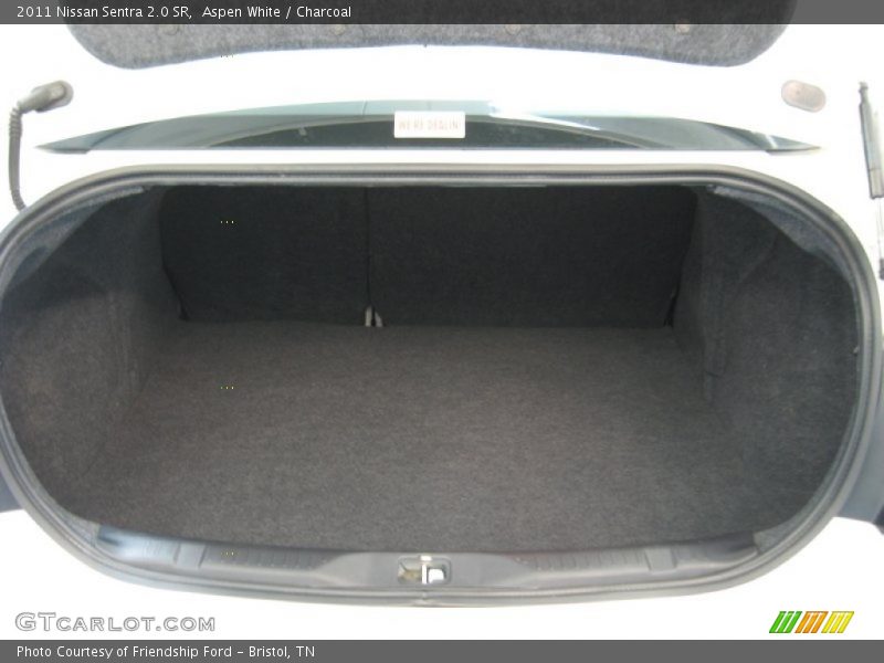 Aspen White / Charcoal 2011 Nissan Sentra 2.0 SR