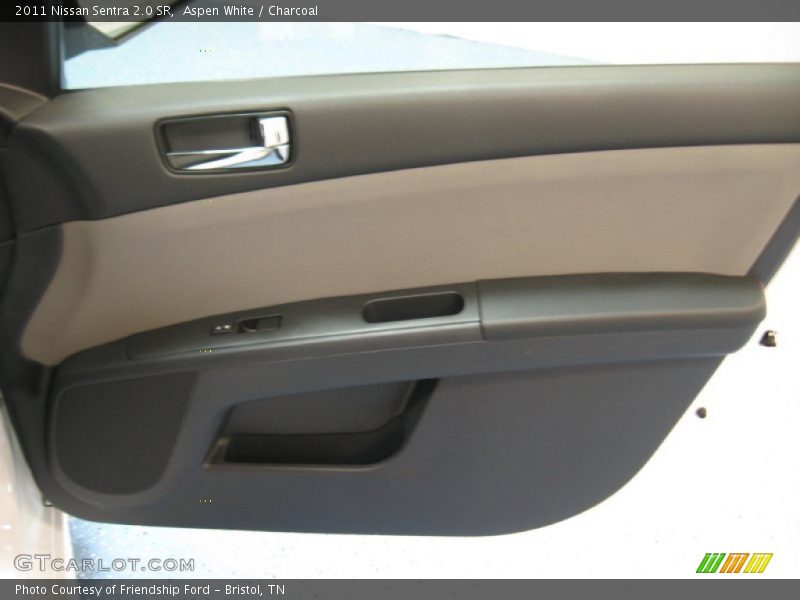 Aspen White / Charcoal 2011 Nissan Sentra 2.0 SR
