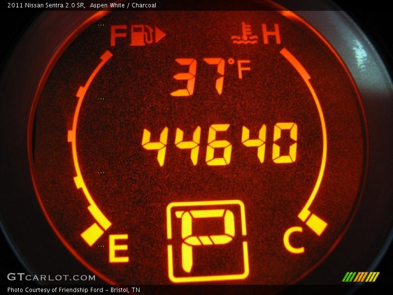 Aspen White / Charcoal 2011 Nissan Sentra 2.0 SR