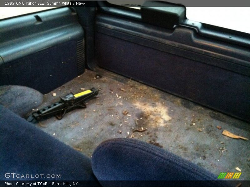 Summit White / Navy 1999 GMC Yukon SLE