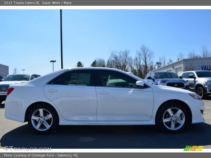 Super White / Black 2013 Toyota Camry SE