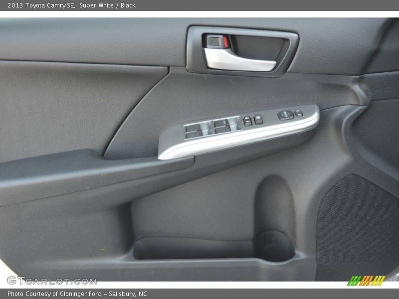 Super White / Black 2013 Toyota Camry SE