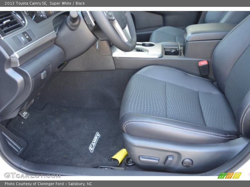 Super White / Black 2013 Toyota Camry SE