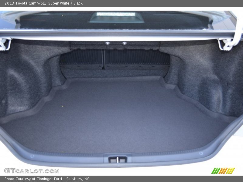 Super White / Black 2013 Toyota Camry SE