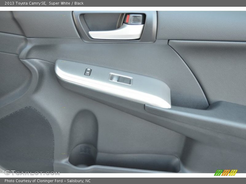 Super White / Black 2013 Toyota Camry SE