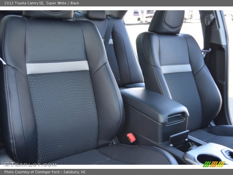 Super White / Black 2013 Toyota Camry SE